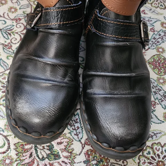 Black and Brown Women's Boots - Picture 6 of 8